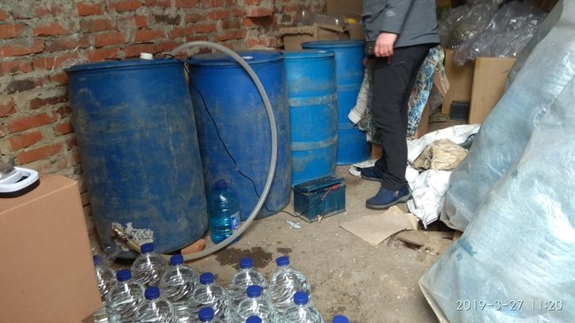 Подпольный цех по производству фальсифицированного алкоголя ликвидирован в Чернигове и остановлен незаконный сбыт подакцизной продукции, - ГФС 07 Подпольный цех по производству фальсифицированного алкоголя ликвидирован в Чернигове и остановлен незаконный сбыт подакцизной продукции, - ГФС 07