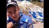 Одесские "правоохранители" помогают арендаторам выгонять отдыхающих с пляжа. ВИДЕО