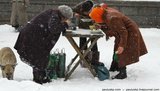 На Донбассе многодетная семья кормит сотни бездомных: "Для этого нужно что-то иметь в душе". ФОТОрепортаж