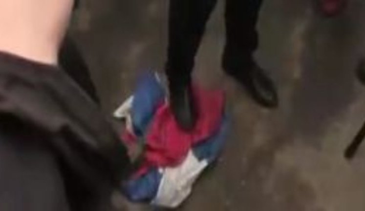 Парасюк сорвал российский флаг с консульства во Львове и растоптал его. ВИДЕО