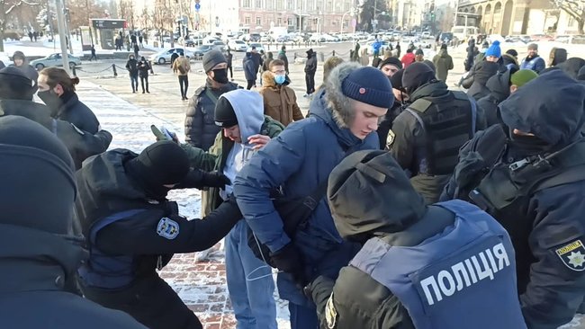 Чемодан, вокзал, Камбоджа: в Киеве попытались провести акцию в память о жертвах леворадикального насилия 13