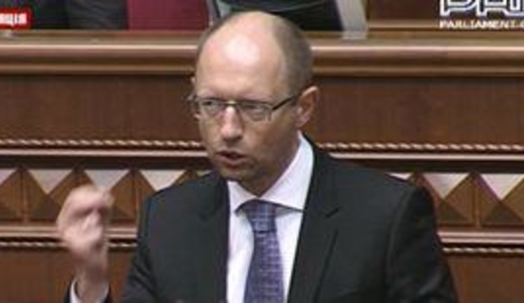 "Перед внесением изменений в Конституцию хотелось бы послушать отчет Януковича о ее выполнении", - Яценюк. ВИДЕО