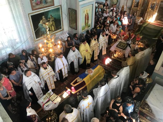 Храм розбрату: Віряни села на Рівненщині моляться в гаражі, доки триває війна церков 23