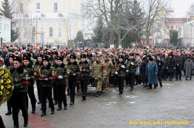Сотні людей прийшли попрощатися з мером Луцька Романюком 11