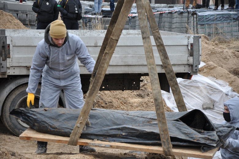 В Бучі ексгумують з братської могили тіла вбитих росіянами мирних жителів: Майже всі з вогнепальними пораненнями, деякі із завязаними руками та ногами 13