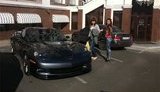 Пока Янукович обедал в донецком ресторане, у его автомобиля фотографировались девушки. ФОТО