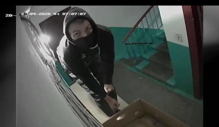 Камера в Рівному зняла, як її крадуть. ВIДЕО