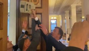 Нардеп Ніколаєнко влаштував з охоронцями штовханину біля входу в сесійну залу ВР та попри заборону передав колезі Волинцю касовий апарат. ВIДЕО