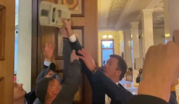 Нардеп Ніколаєнко влаштував з охоронцями штовханину біля входу в сесійну залу ВР та попри заборону передав колезі Волинцю касовий апарат. ВIДЕО