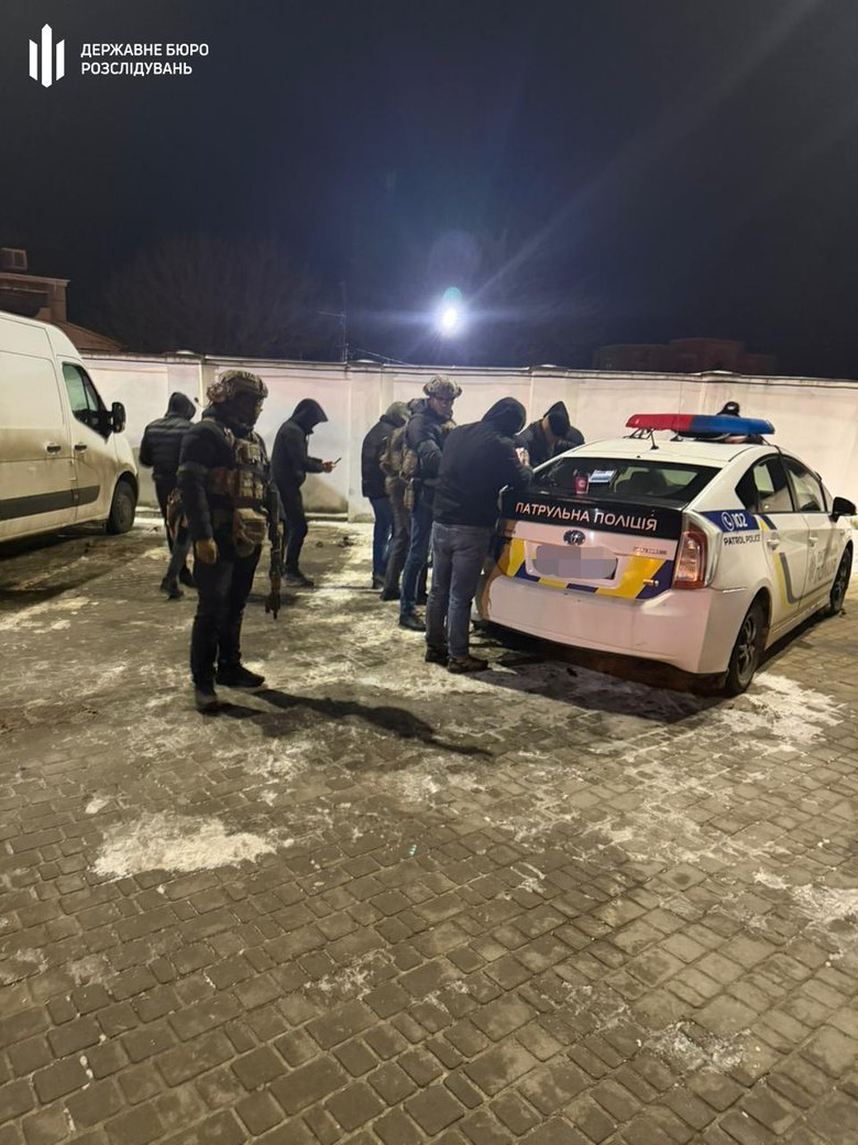В Одесі ДБР затримало правоохоронців, які вимагали гроші з водіїв авто за не доставлення їх до ТЦК