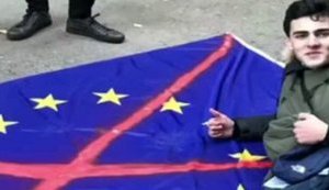 Подростки в Одессе надругались над флагом Евросоюза. ВИДЕО