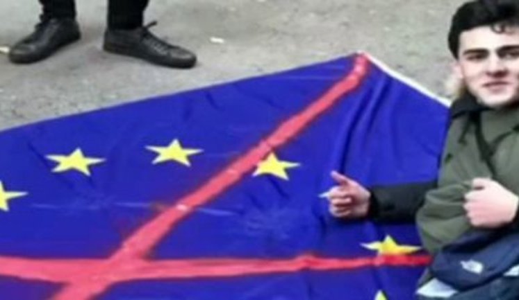 Подростки в Одессе надругались над флагом Евросоюза. ВИДЕО