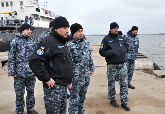 Звільнені з російського полону кораблі ВМС прийшли в порт Очаків 03