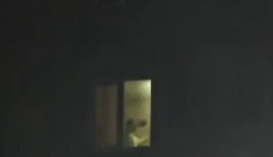 "Грець із ним, танцюємо!": киянин підкорив соцмережі запальними танцями у квартирі без світла. ВIДЕО