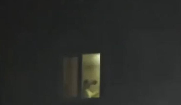 "Грець із ним, танцюємо!": киянин підкорив соцмережі запальними танцями у квартирі без світла. ВIДЕО