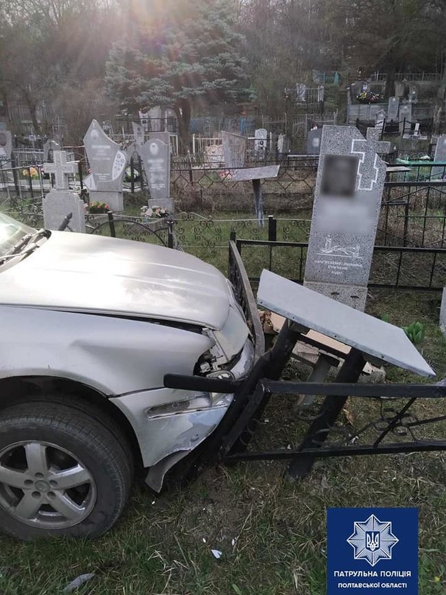 Пяний водій зніс памятник на кладовищі в Полтаві 01