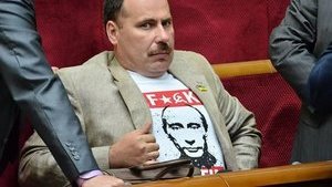 Новый дресс-код в Раде: еще один нардеп пришел на работу в оригинальной футболке с изображением Путина и надписью "F##K". ФОТО
