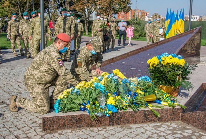 Окупанти демонтують меморіал захисникам у Маріуполі, - міськрада 02