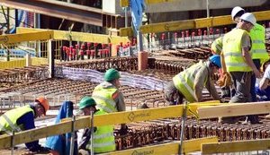 Україна не допомагатиме заробітчанам виїжджати на роботу в інші країни, - Кулеба