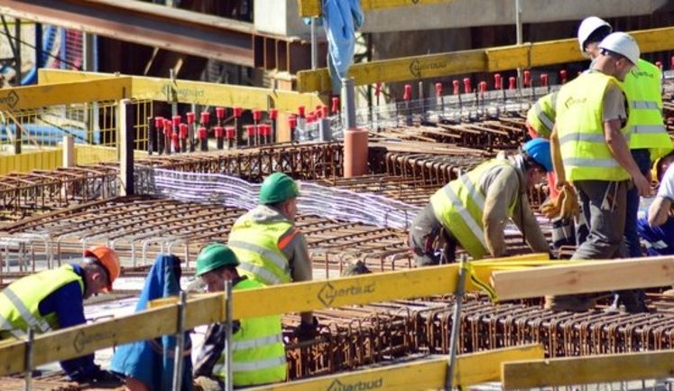 Україна не допомагатиме заробітчанам виїжджати на роботу в інші країни, - Кулеба