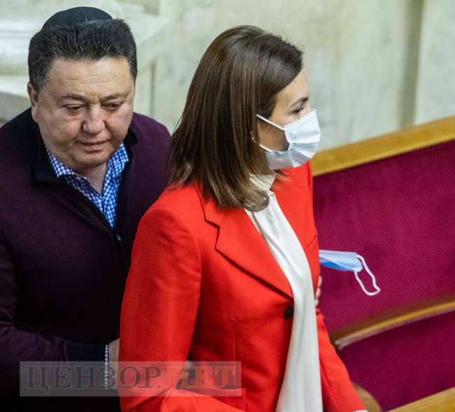 Розповідь Медведчука, обійми від Балоги, нарада у Верещук, дискусія Гетманцева і привітання Разумкова Халимону, - день роботи ВР 1 грудня 21