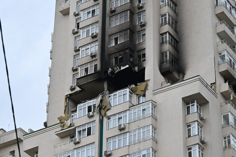 Последствия падения обломков вражеской ракеты на многоэтажку в Соломенском районе Киева 30