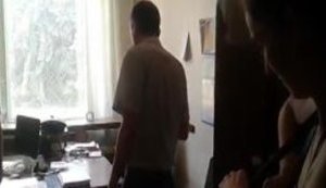 Доверенное лицо кандидата в нардепы Микитася по 206-му округу в Чернигове Косовец при содействии работников ОИК проник в кабинет главы избиркома, - "Опора". ВИДЕО