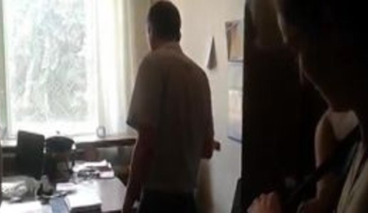 Доверенное лицо кандидата в нардепы Микитася по 206-му округу в Чернигове Косовец при содействии работников ОИК проник в кабинет главы избиркома, - "Опора". ВИДЕО