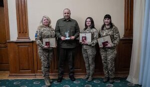 Рустем Умєров з українськими захисницями, які збили російську ракету