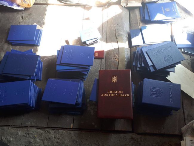 В Киеве разоблачили группировку по подделке дипломов высшего образования 03