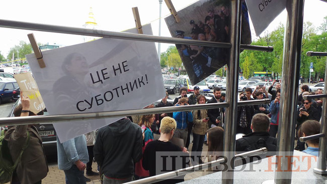 Хто наступний? і Today we are all Gypsies: активісти пікетували главк поліції Києва з вимогою розслідувати розгром табору ромів у столиці 06