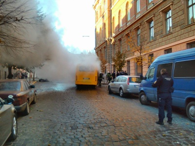 В Черновцах возле облгосадминистрации сгорела маршрутка 04
