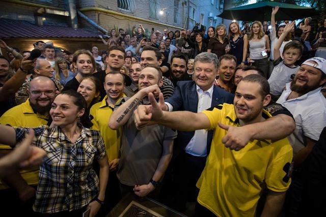Порошенко посетил презентацию книги 14 друзей хунты 06