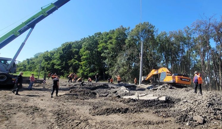 Триває ліквідація наслідків вибуху на залізниці у Київській області, 28 поїздів змінили свої маршрути, - Свириденко. ФОТОрепортаж