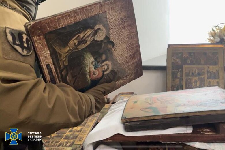 СБУ повернула литовському дипломату ікони, які були вкрадені під час окупації Херсону 06
