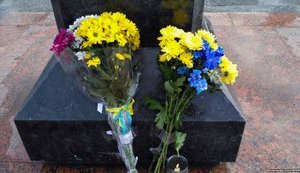 Кримчани в День Соборності України принесли квіти до пам'ятника Тарасу Шевченку. ФОТО