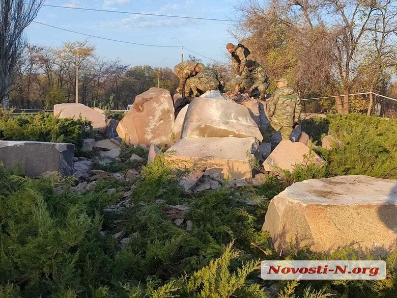 В Николаеве взорвали обелиск Родина-мать 04