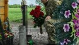 Poroshenko visits monument to fallen defenders of 10th checkpoint in Donbas. PHOTOS