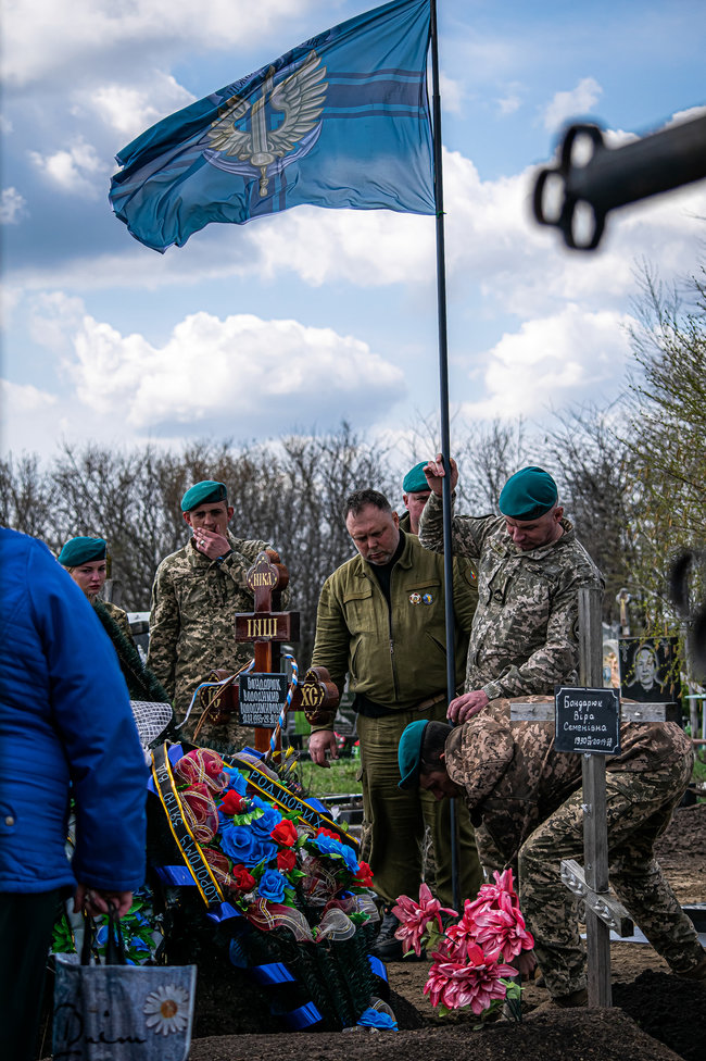 Меморіальну дошку загиблому в зоні ООС морпіху 36-ї ОБрМП Володимиру Бондарюку відкрили в Миколаївській області 21