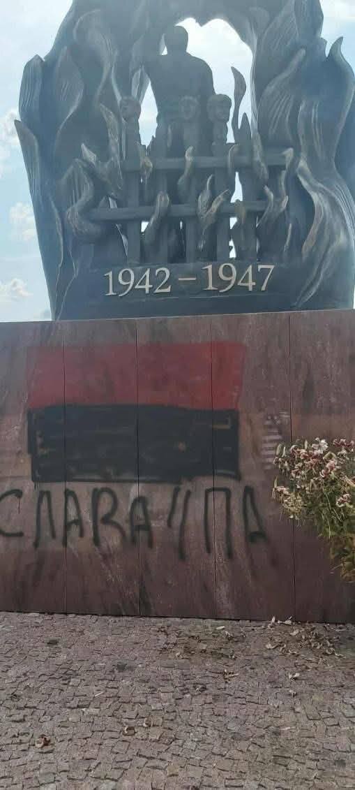 У Польщі невідомі пошкодили пам’ятник жертвам Волинської трагедії