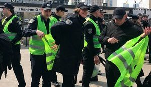 Понад 10 000 силовиків охоронятимуть порядок під час дебатів на "Олімпійському", - поліція. ФОТОрепортаж