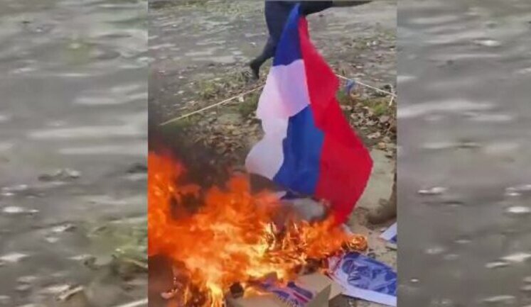 Український воїн розклав багаття з російських прапорів. ВIДЕО