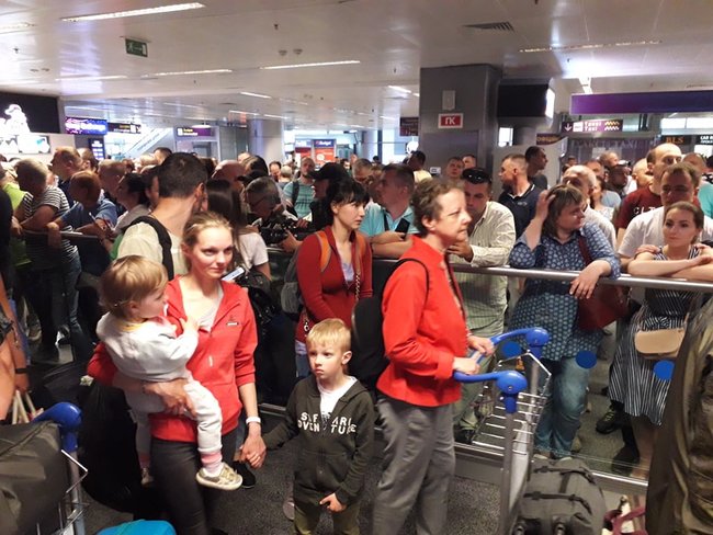 Прихильники Саакашвілі збираються в аеропорту Бориспіль - люди тримають банери і співають гімн 13 Прихильники Саакашвілі збираються в аеропорту Бориспіль - люди тримають банери і співають гімн 13