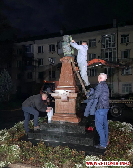 В Житомире был демонтирован памятник Пушкину. Мэр Сухомлин хочет отдать его россиянам по обмену 03