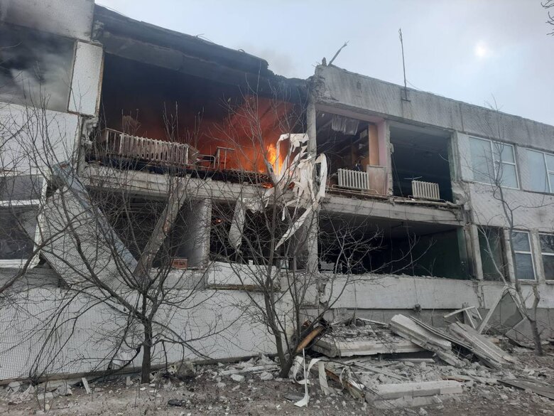 Ruscists attacked Kharkiv region with KABs: Woman killed, houses damaged, school on fire 01