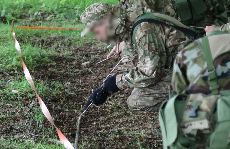Інструктори з Норвегії вчать українських військових безпечно долати мінні загородження під час дій в районах боїв 11