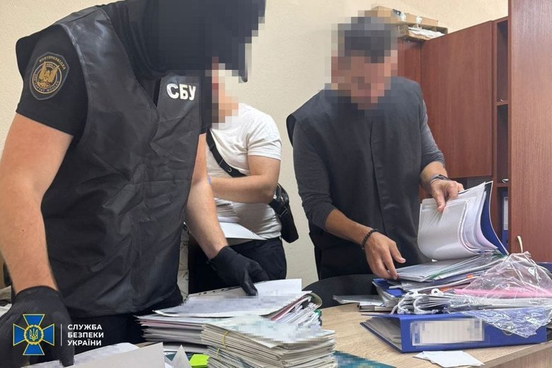 Высокопоставленные чиновники Луганской ОГА пытались присвоить 5 млн грн, а откаты получали по почте