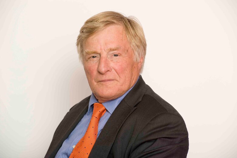 Заступник голови Етичної ради Ентоні Хупер: У нас був кандидат, який підключався з фронту. і під час співбесіди він отримав сповіщення про загрозу артилерійського обстрілу 01