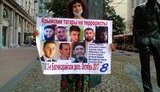 "Кримські татари - не терористи!" - активісти провели одиночні пікети в Москві. ФОТОрепортаж