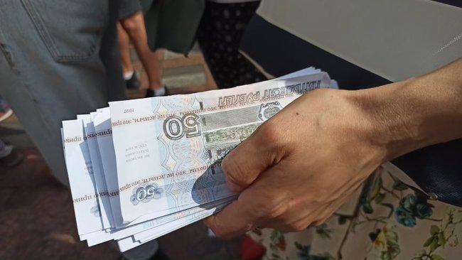 Слуги русификации и Меняю мову на рубли: на акции под ВР произошла стычка - правоохранители пытались задержать митингующего 09